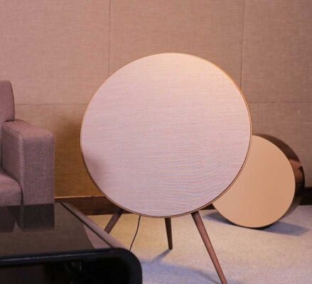 Loa BO Beoplay A9 MK4 4TH Gen 07 e1784975223947 439x400 - B&O BeoPlay A9 MK4 (4th Gen) - Wireless Multiroom Speaker, White with Oak Legs